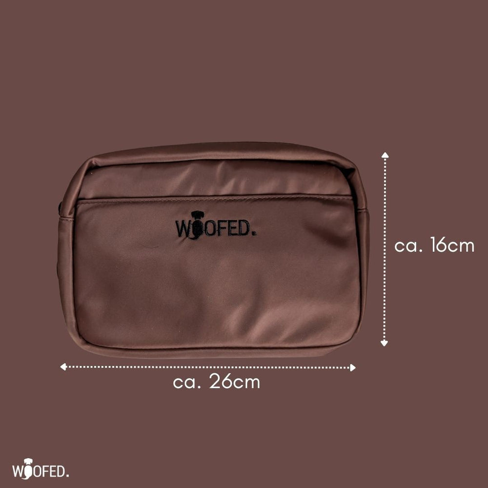 Braune multifunktionale Gassitasche mit Reißverschluss und "WOOFED." Logo, als Bauchtasche oder Schultertasche nutzbar.