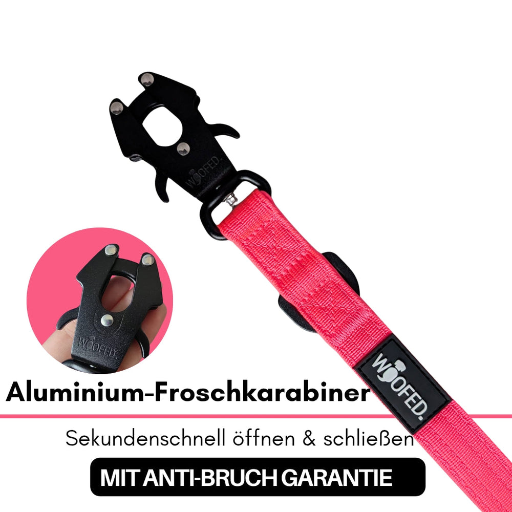 Schwarzer Aluminium-Froschkarabiner mit pinker Sicherheitsleine, schnell einstellbar und mit Anti-Bruch-Funktion.