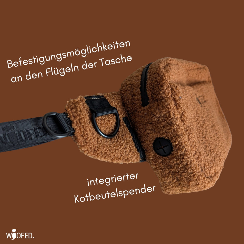 Multifunktionale Gassitasche in braun, 2-in-1 Bauchtasche und Schultertasche mit Kotbeutelspender und seitlichen Befestigungen.
