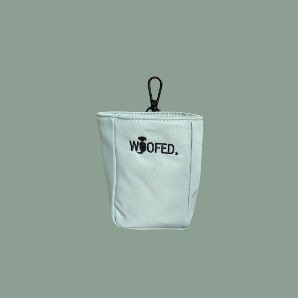 Leckerlibeutel Gassitasche in Weiß mit Clipverschluss und "WOOFED." Stickerei, ideal für Hundeleckerlis.