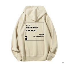 beiger Unisex-Hoodie mit schwarzem Aufdruck "BITTE ABSTAND HALTEN! HUND IM TRAINING" und Hundesymbol für Spaziergänge und Tra