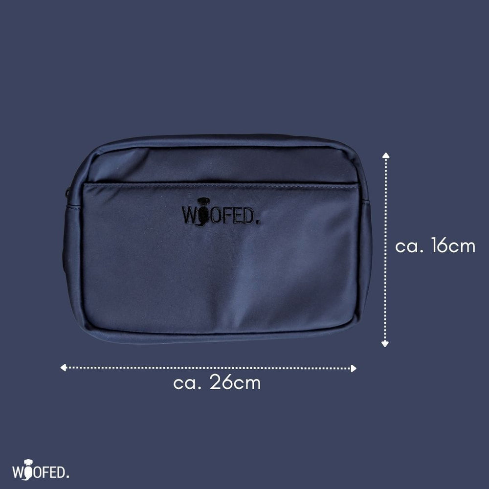 Dunkelblaue multifunktionale Gassitasche als Bauchtasche und Schultertasche, rechteckig mit Logo.