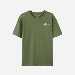 Unisex T-Shirt "Life is better with dogs" in olivgrün mit weißem Logo, perfekt für Hundeliebhaber und Freizeitlooks.
