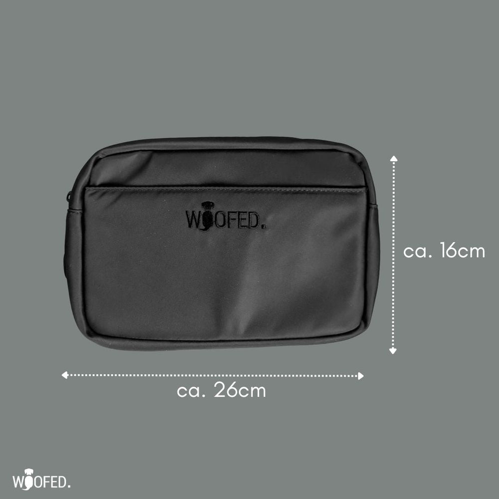 Schwarze 2-in-1 Gassitasche von WOOFED als Bauchtasche oder Schultertasche, rechteckig und praktisch für jeden Anlass.