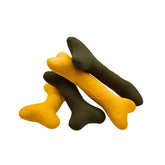 Hundespielzeug Stoffknochen Playbone in Gelb und Olivgrün, weich und einladend für Kuscheln und Apportieren.
