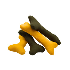 Hundespielzeug Stoffknochen Playbone in Gelb und Olivgrün, weich und einladend für Kuscheln und Apportieren.