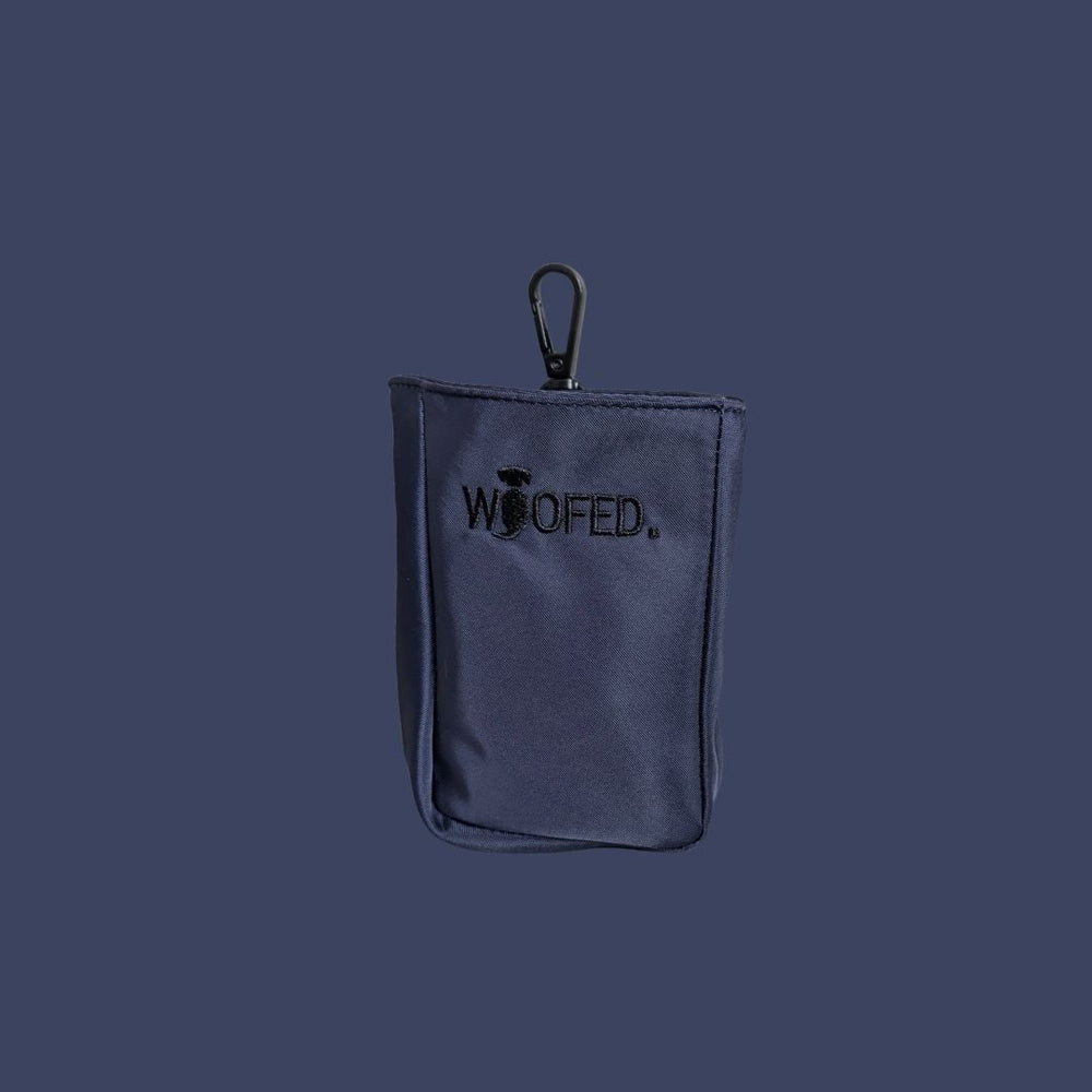 Navyblauer Gassibeutel mit Karabinerhaken und WOOFED.-Logo für Snacks und Leckerlis beim Spaziergang.