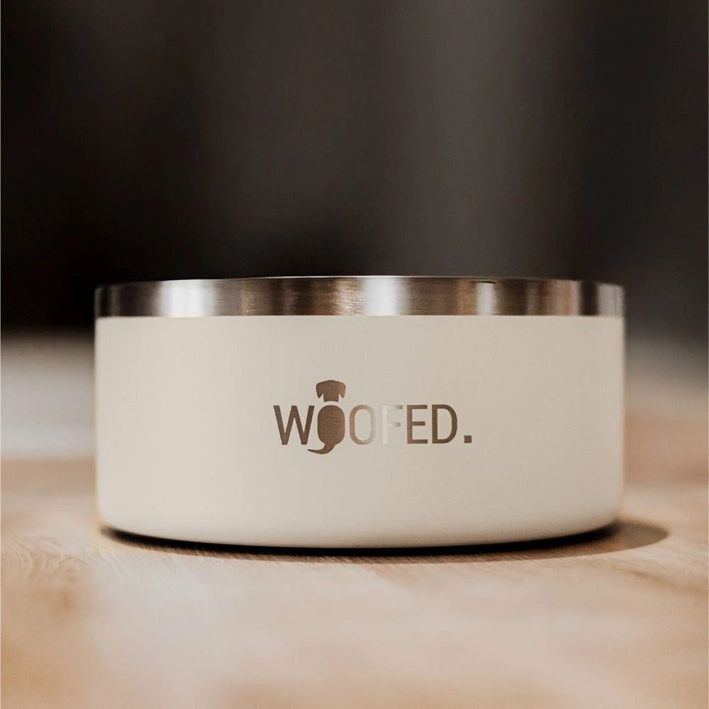 Premium Edelstahlnapf für Hunde mit mattem Keramikfinish und modernem "WOOFED"-Schriftzug. Ideal für stilvolle Futterstationen.