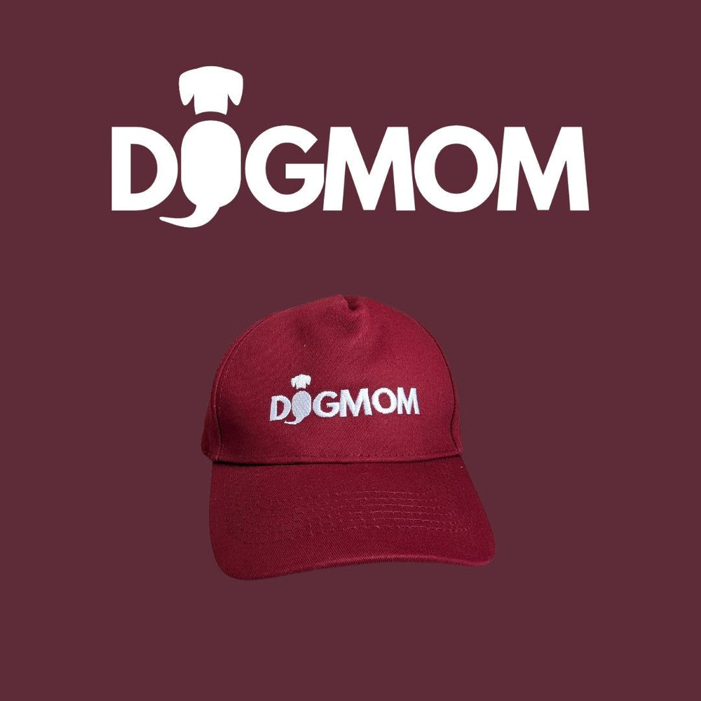 Rote Cap mit weißem "DOGMOM"-Schriftzug, ideal für Hundemamas, stilvoll und verstellbar für optimalen Tragekomfort.