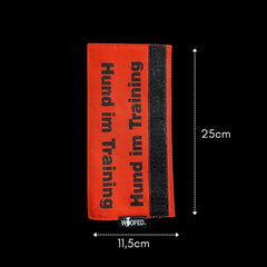 Leinen Banderole "Hund im Training" in Orange mit schwarzer Schrift zur Signalisation beim Hundetraining.