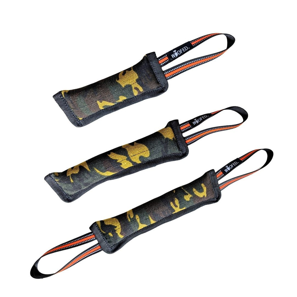 Hundespielzeug Beißwurst Camo in Tarnmuster, ideal für Apportier- und Zerrspiele, fördert Zahngesundheit und Bewegung.