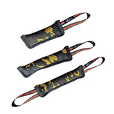 Hundespielzeug Beißwurst Camo in Tarnmuster, ideal für Apportier- und Zerrspiele, fördert Zahngesundheit und Bewegung.