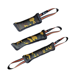 Hundespielzeug Beißwurst Camo in Tarnmuster, ideal für Apportier- und Zerrspiele, fördert Zahngesundheit und Bewegung.