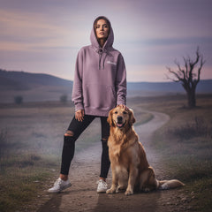 Hoodie Unisex "Dogmom" in Flieder, Frau mit Golden Retriever in ländlicher Umgebung bei Dämmerung. Stylish und bequem für Hun