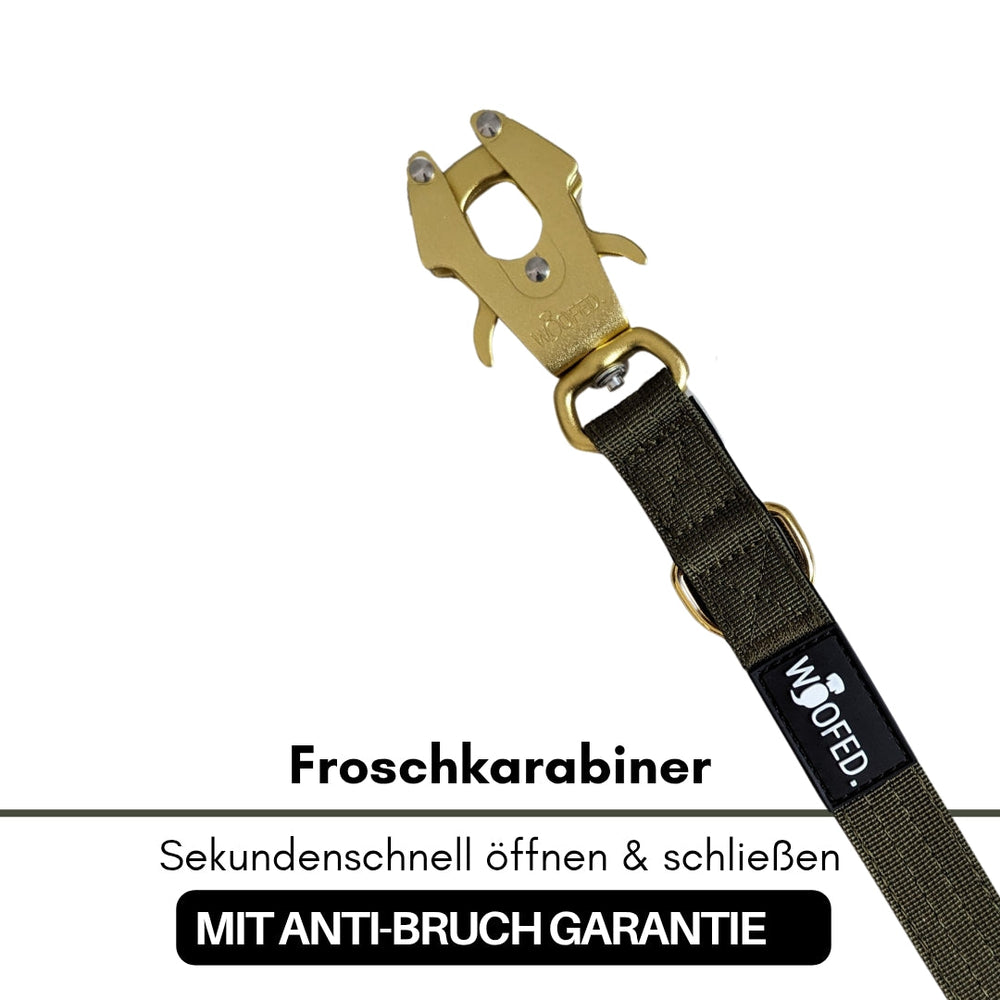 Froschkarabiner aus goldfarbenem Metall an stabiler Nylon-Gewebeleine für schnelles Öffnen und Schließen.