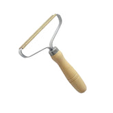 Haarentferner mit ergonomischem Design zur effektiven Entfernung von Tierhaaren von Teppichen, Polstern und Autositzen.