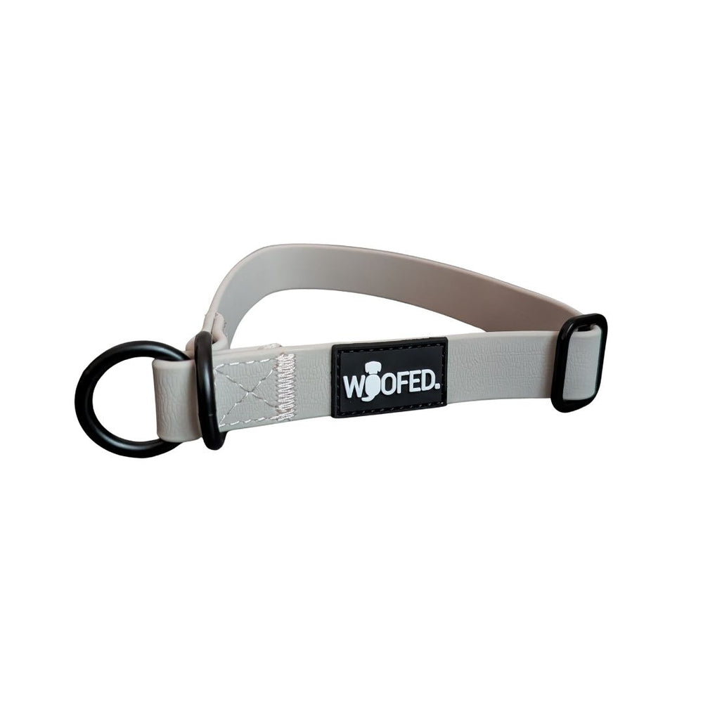 Graues WOOFLEX® Hundehalsband aus flexiblem Material mit schwarzem Metallring und verstellbarem Verschluss.