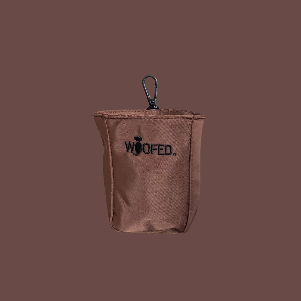 Faltbarer Leckerlibeutel mit Clip, braun, WOOFED-Logo auf der Vorderseite, ideal für Gassitaschen.