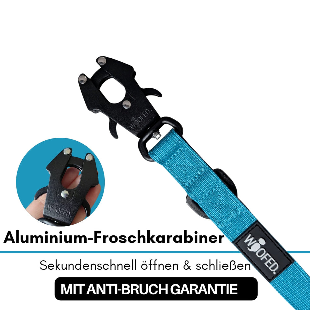Schwarzer Aluminium-Froschkarabiner mit blauem Gurtband und praktischem Schnellverschluss für sichere Anwendungen.