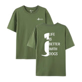 Olivgrünes Unisex T-Shirt mit dem Aufdruck "Life is better with dogs" – ideales Geschenk für Hundeliebhaber.