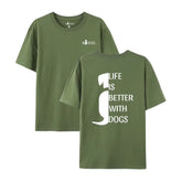 Olivgrünes Unisex T-Shirt mit dem Aufdruck "Life is better with dogs" – ideales Geschenk für Hundeliebhaber.