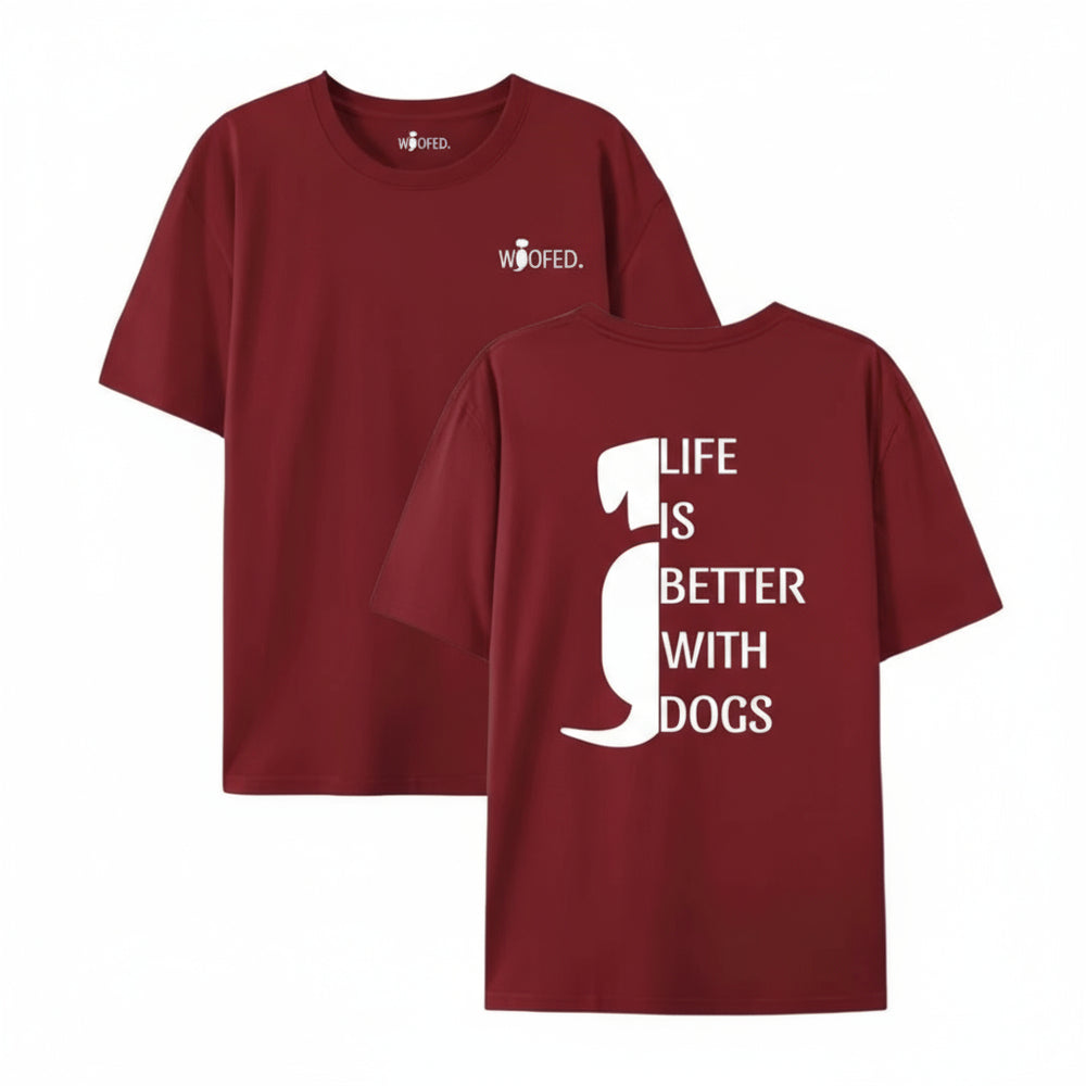 Unisex T-Shirt "Life is better with dogs" in Rot, mit auffälligem Print für Hundeliebhaber und lässige Outfits.