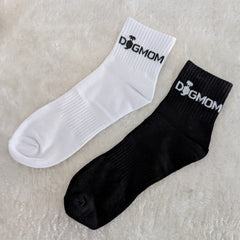 Sneaker Socken DOGMOM aus Baumwolle in Weiß und Schwarz mit dezentem Design für Hundemamas, ideal für Alltag und Spaziergänge