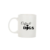 Weiße Tasse mit schwarzem Aufdruck "Coffee & DOGS" und ergonomischem Henkel. Perfekt für Hunde- und Kaffeeliebhaber.