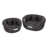 Zwei runde, schwarze, gepolsterte Hundebetten in verschiedenen Größen mit weicher Oberfläche.