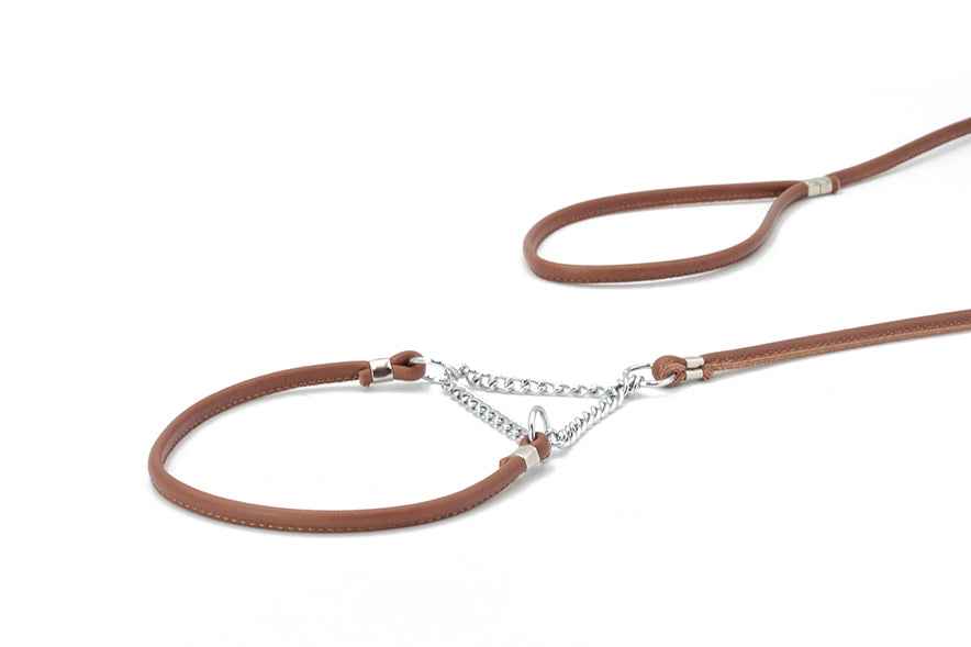Braune Hundeleine aus Leder mit elegantem Ketteneinsatz und Haltering für stilvolle Spaziergänge.
