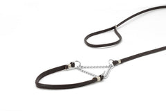 Braune Hundeleine aus Leder mit silberner Kette und Schlaufe zur sicheren Befestigung am Halsband.
