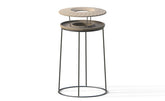Moderner Beistelltisch mit rundem, strukturiertem Tablett und schlankem Metallgestell. Ideal für stilvolle Dekoration.