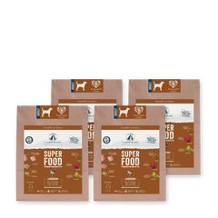 Verpackungen von Lakefields Hundefutter mit Superfood Huhn, ideal für adulte Hunde, in braunem Design.