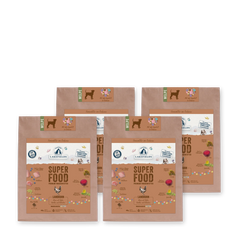 Verpackungen von Lakefields Trockenfutter SUPERFOOD Huhn für Welpen, bunt illustriert und aus braunem Papier.