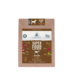 Verpackung von Lakefields Superfood Trockenfutter mit Weidelamm für Hunde auf braunem Hintergrund.