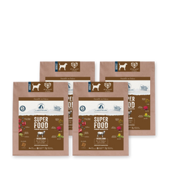 Vier Packungen Lakefields Trockenfutter SUPERFOOD Lamm für Hunde mit bunten Grafiken und Inhaltsstoffinformationen.