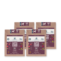 Vier Packungen Lakefields Hundefutter "SUPERFOOD Rind" mit bunten Illustrationen von frischen Zutaten.