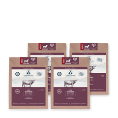 "Packungen des Lakefields Hundefutters SUPERFOOD Rind für erwachsene Mini-Hunde auf braunem Kraftpapier."