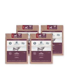 "Packungen des Lakefields Hundefutters SUPERFOOD Rind für erwachsene Mini-Hunde auf braunem Kraftpapier."