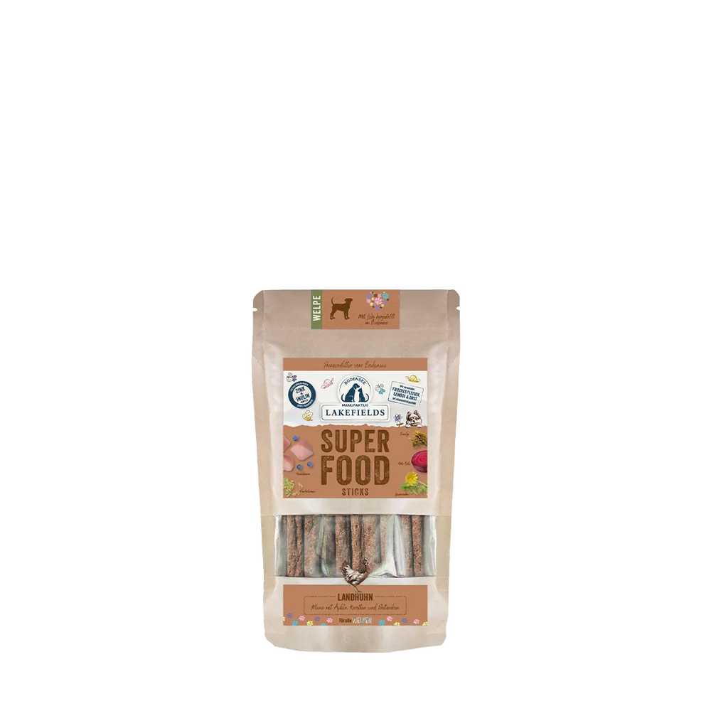 "Lakefields SUPERFOOD STICKS für Welpen in Kraftpapierverpackung mit Huhn und Lammabbildung, gesund und nahrhaft."
