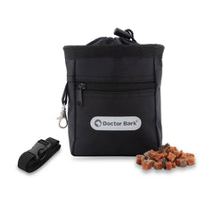 Schwarze Futtertasche von Doctor Bark mit gepolstertem Rand, Reißverschluss und Hundeleckerlis daneben.