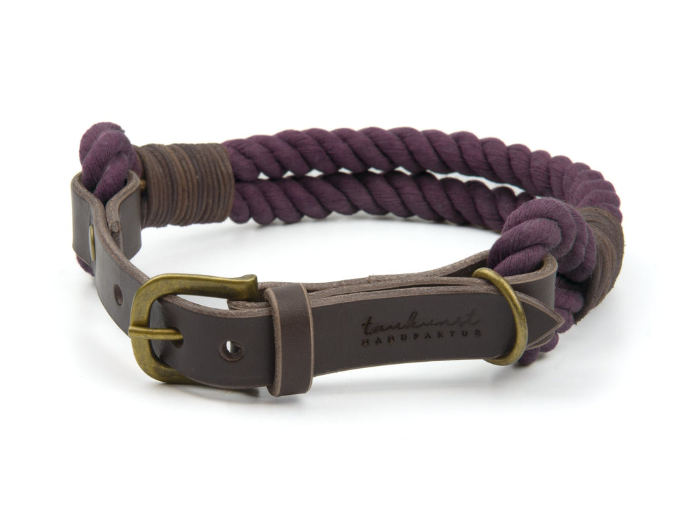 Lila geflochtenes Hundehalsband mit braunen Leder-Details und Messingschnalle, Logo "tandhust" auf der Innenseite.