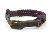 Lila geflochtenes Hundehalsband mit braunen Leder-Details und Messingschnalle, Logo "tandhust" auf der Innenseite.
