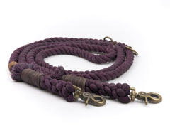 Purpurfarbene geflochtene Tauleine aus Baumwolle mit Metallkarabinerhaken und fransigen Enden. Ideal für Hundebesitzer.