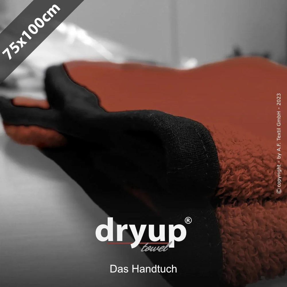 Rotes Dryup® Handtuch (75 x 100 cm) mit schwarzen Kanten, mit der Marke "dryup" in der Mitte.