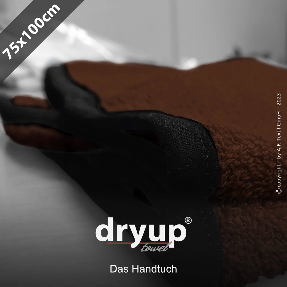 Handtuch von Dryup® in Braun mit schwarzen Kanten, 75 x 100 cm, leicht gefaltet.
