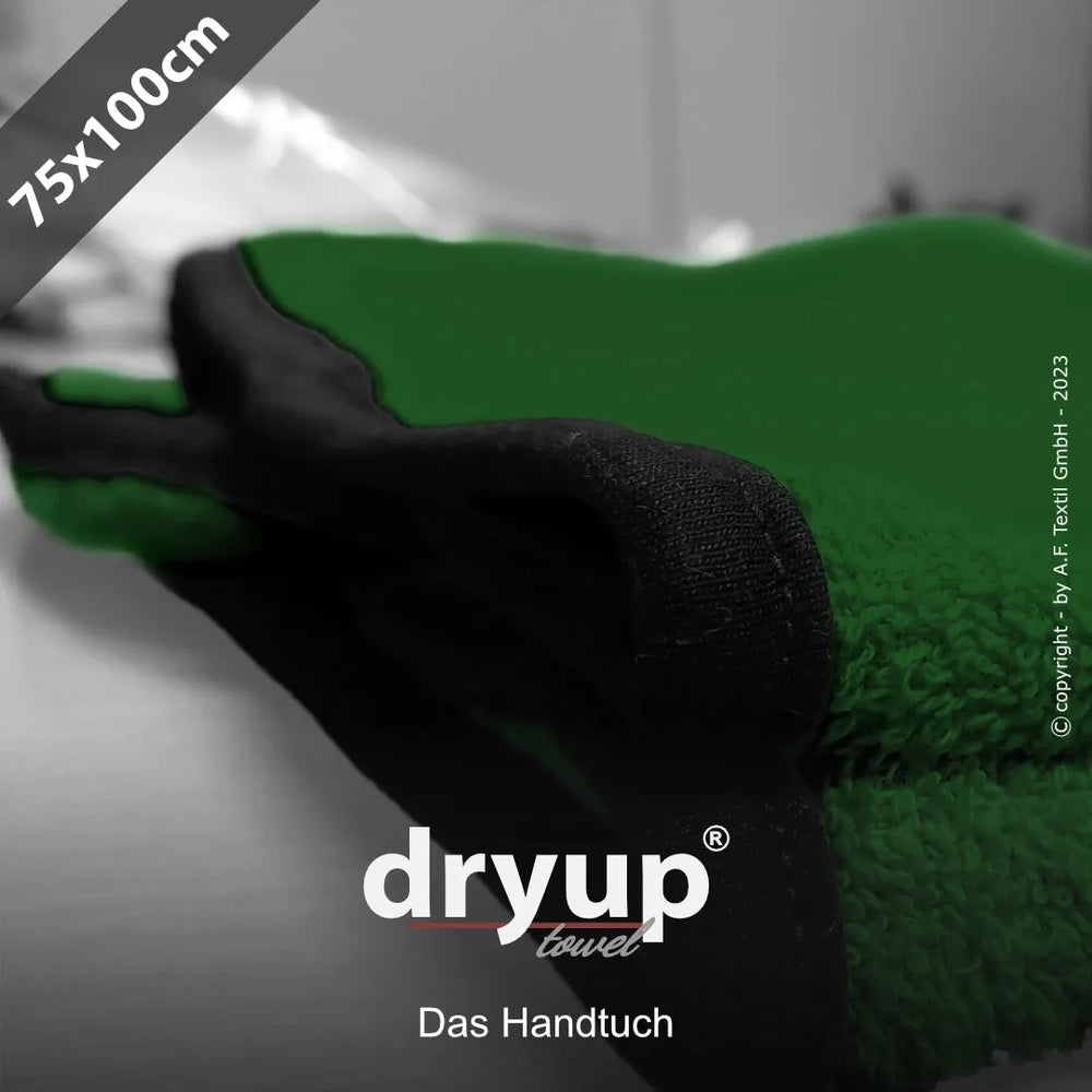 Grünes Dryup® Handtuch mit schwarzem Rand, farbintensiv und detailreich in der Nahaufnahme.