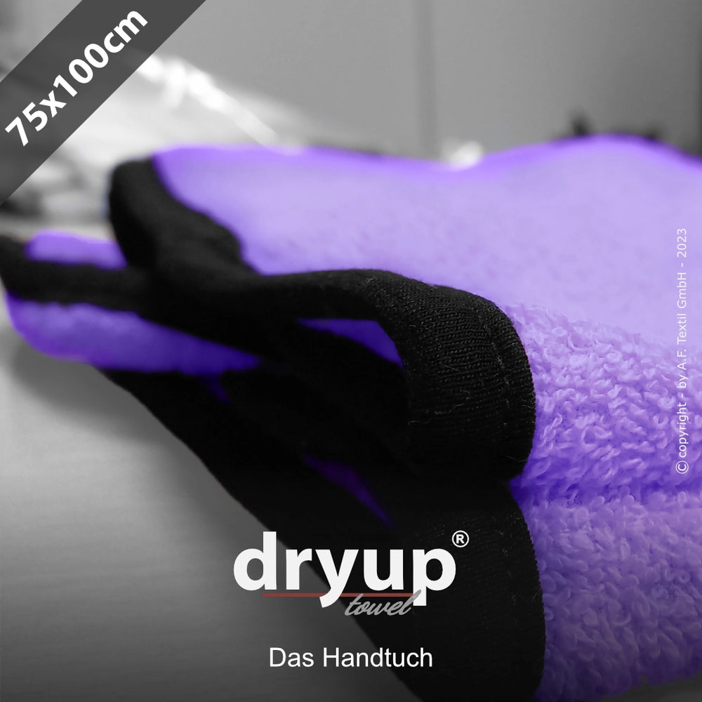 "Lila Handtuch mit schwarzem Rand, flauschiger Textur und Größe 75 x 100 cm, ideal für Zuhause oder Reisen."