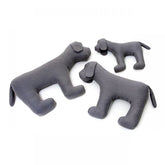 Drei graue Hundekissen in Hundeform, weich und modern, in unterschiedlichen Größen für Komfort und Dekoration.
