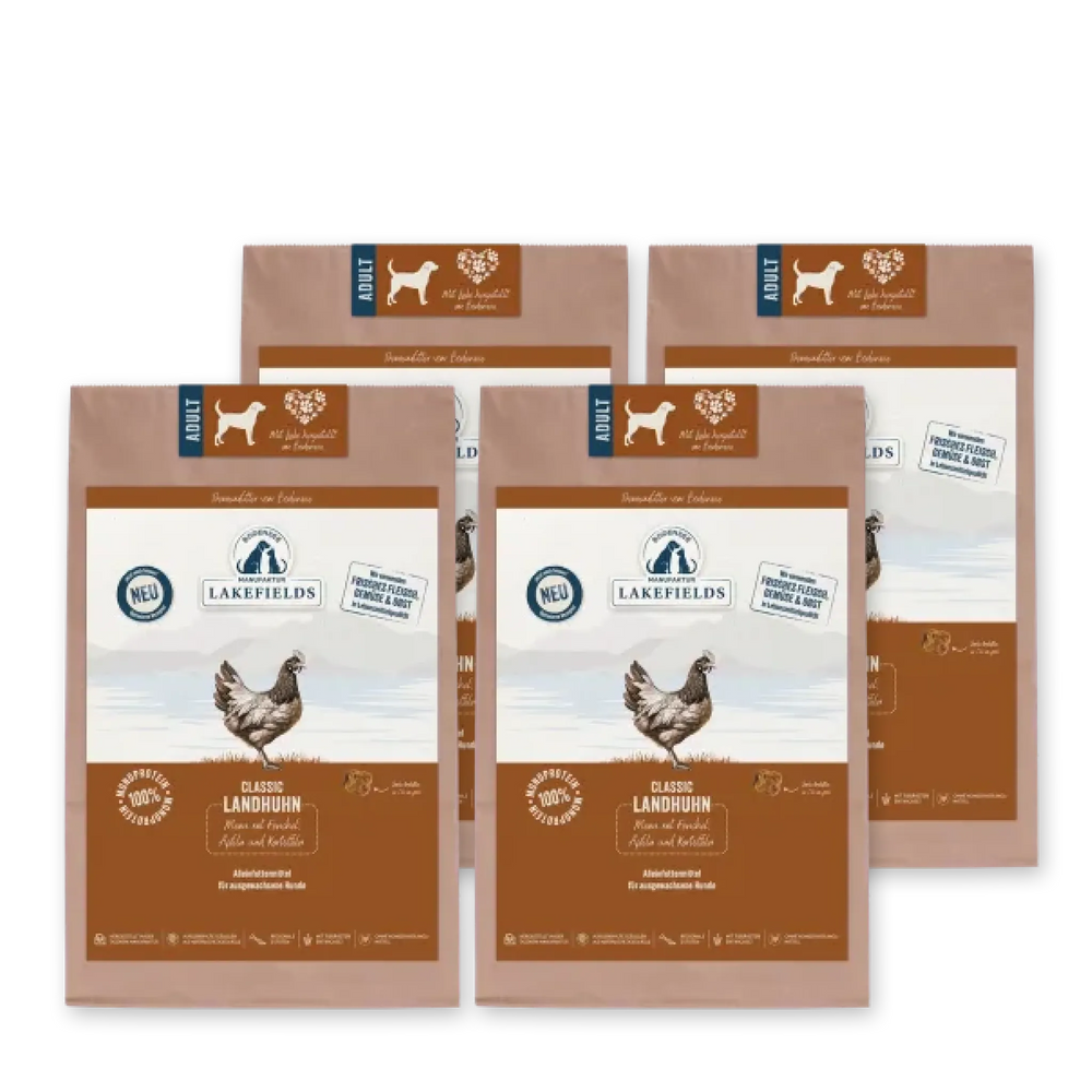 Vier Packungen Trockenfutter für Hunde von Lakefields mit Huhn, braune Tüten mit „Classic Landhuhn“ Aufschrift.